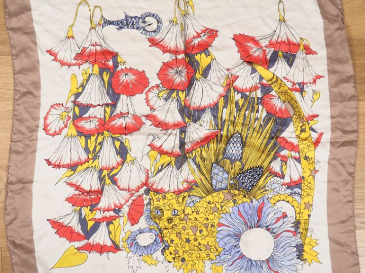 Gianni VERSACE. Grand foulard en soie, à décor polychrome.  On y joint