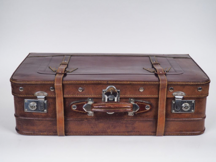 Valise de voyage en cuir brun et métal. Dim. 44 x 66 x 20 cm.