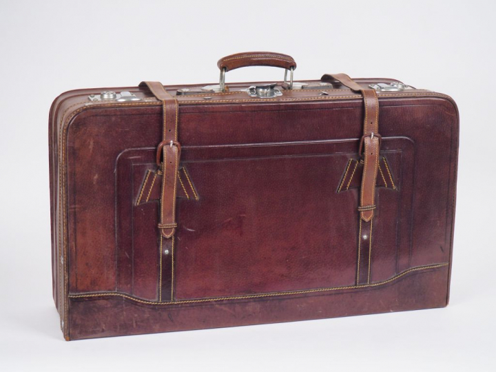 Valise de voyage en cuir brun et métal. Dim. 44 x 66 x 20 cm.