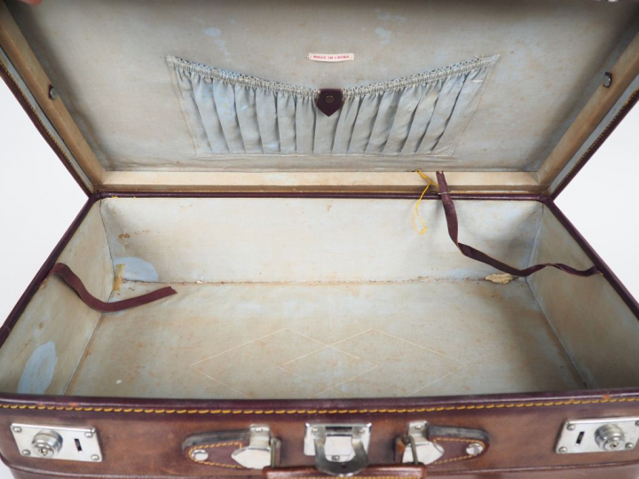 Valise de voyage en cuir brun et métal. Dim. 44 x 66 x 20 cm.