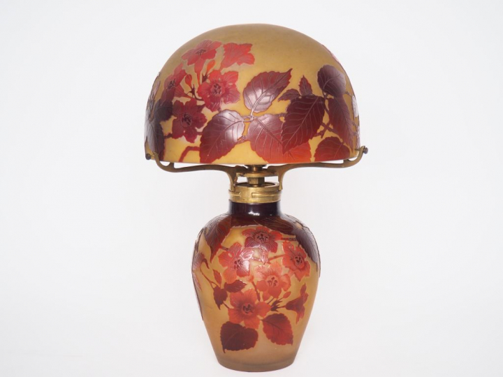 GALLE. Lampe en verre, à décor gravé en camée et à l’acide de fleurs r