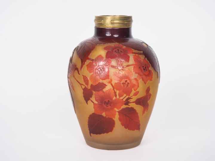 GALLE. Lampe en verre, à décor gravé en camée et à l’acide de fleurs r