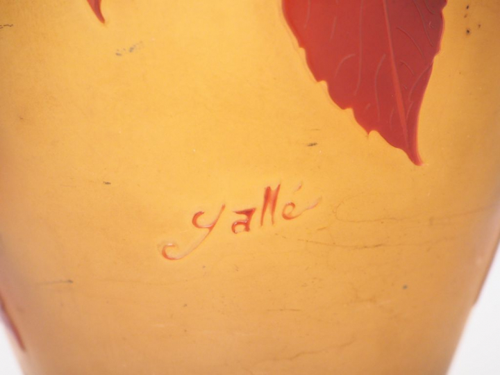 GALLE. Lampe en verre, à décor gravé en camée et à l’acide de fleurs r