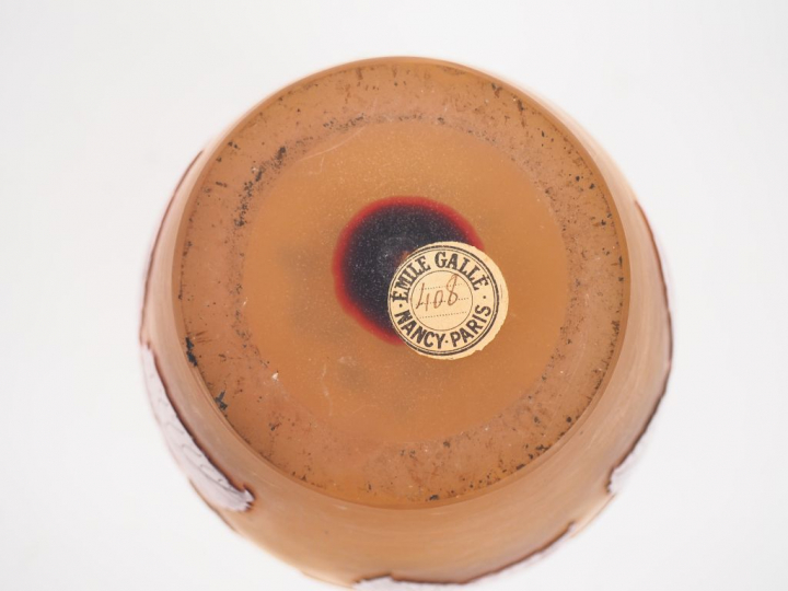 GALLE. Lampe en verre, à décor gravé en camée et à l’acide de fleurs r