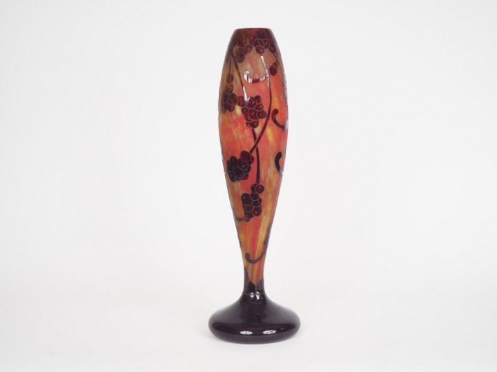 LE VERRE FRANCAIS. Vase "perlières" en verre poudré rouge au cuivre, t