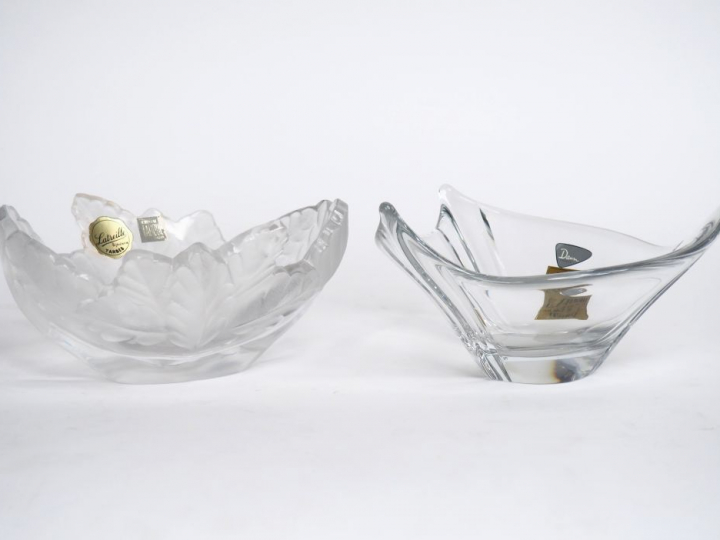 LALIQUE France. Coupe en verre blanc moulé pressé à décor feuillagé. S