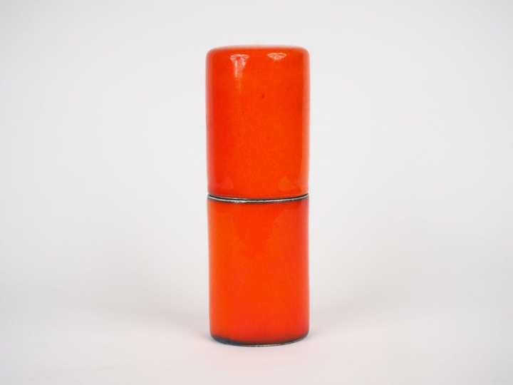 Georges JOUVE. Boîte cylindrique en céramique craquelée orange et noir
