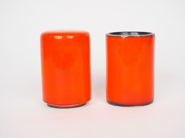 Georges JOUVE. Boîte cylindrique en céramique craquelée orange et noir