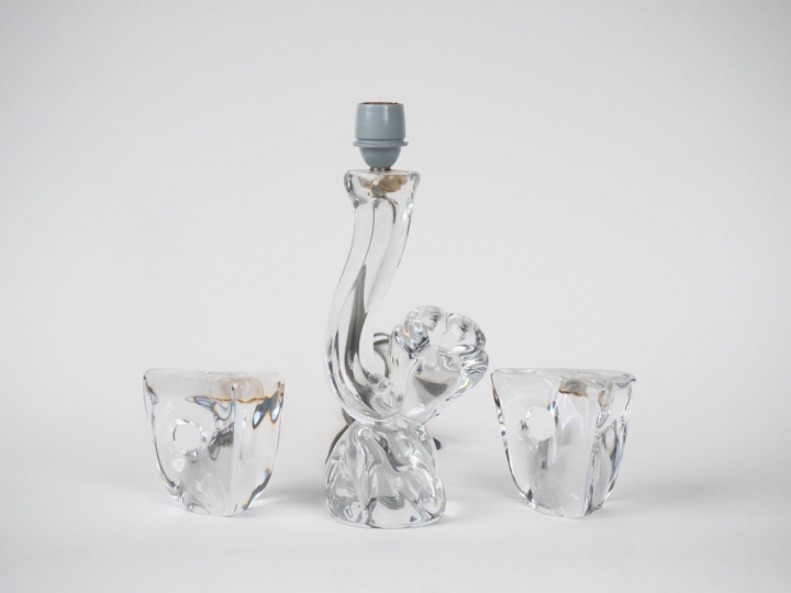 DAUM France. Paire de bougeoirs et lampe en cristal. Signés. H. 9,5 cm