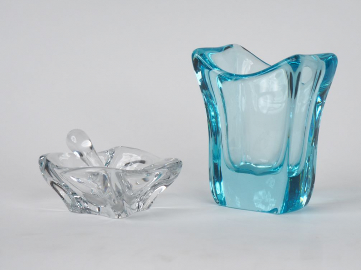 DAUM France. Un vase, un mortier et son pilon en cristal. Signés. H. 1