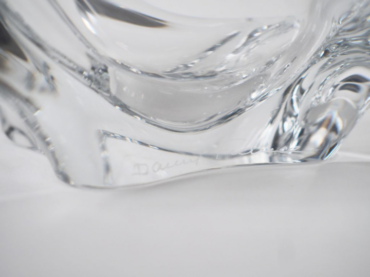 DAUM France. Un vase, un mortier et son pilon en cristal. Signés. H. 1