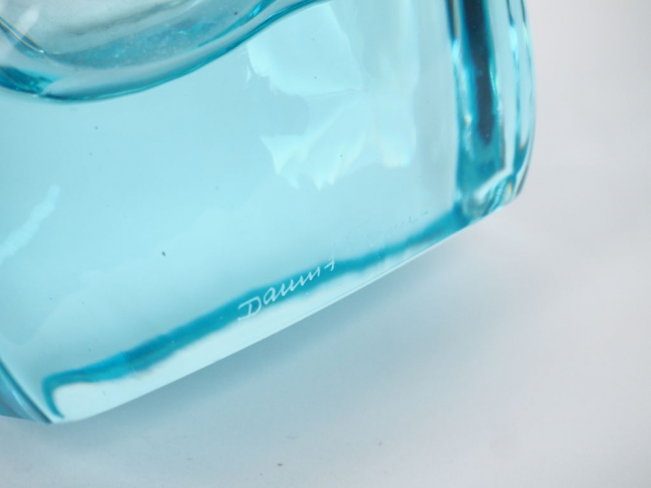 DAUM France. Un vase, un mortier et son pilon en cristal. Signés. H. 1