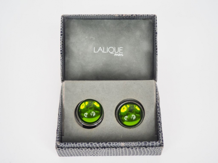 LALIQUE Paris. Paire de clips d'oreilles en verre vert et métal argent