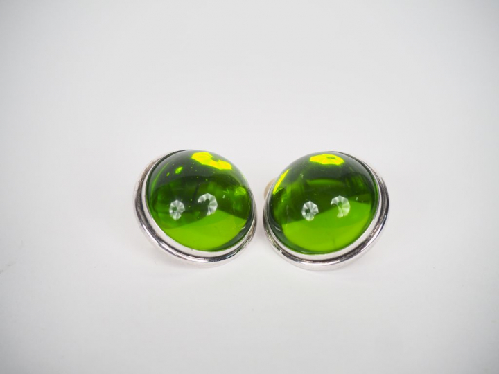 LALIQUE Paris. Paire de clips d'oreilles en verre vert et métal argent