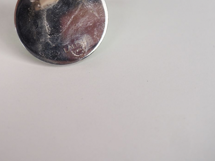 LALIQUE Paris. Paire de clips d'oreilles en verre vert et métal argent