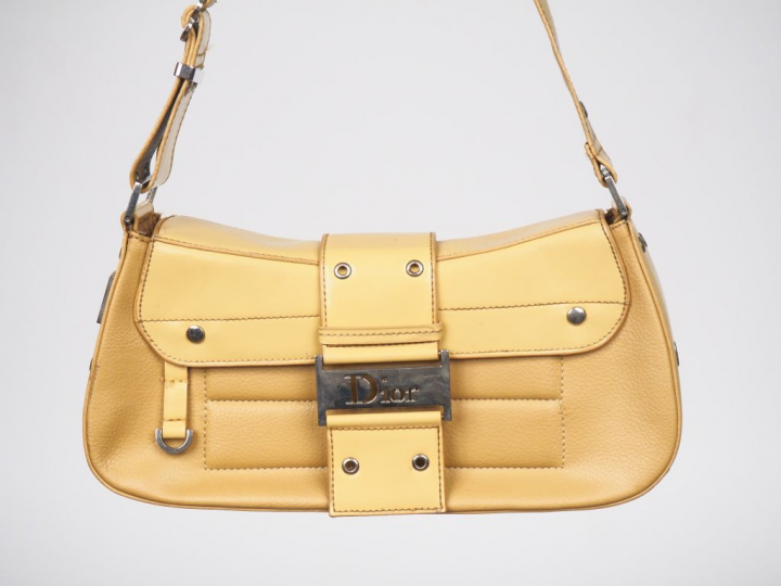 DIOR. Sac en cuir gréné beige  et cuir verni, modèle Columbus.  (tâche