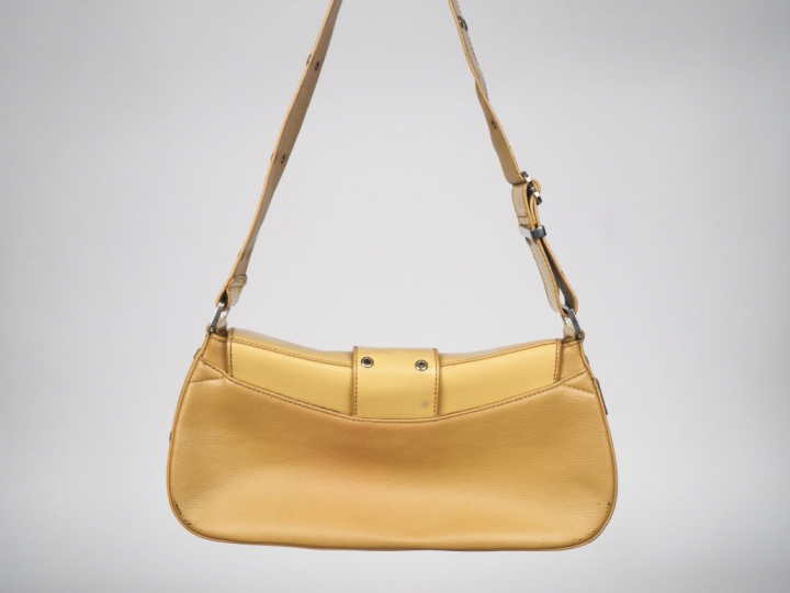 DIOR. Sac en cuir gréné beige  et cuir verni, modèle Columbus.  (tâche