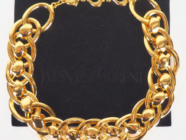 YVES SAINT LAURENT. Collier articulé en métal doré à large maille fant