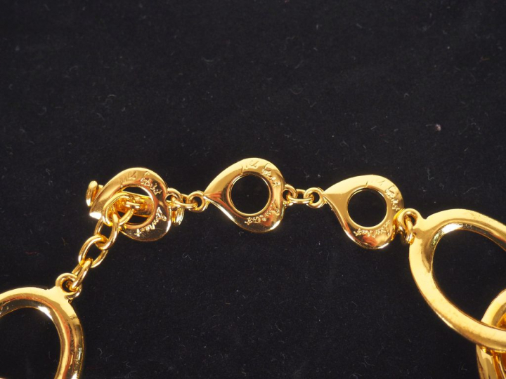 YVES SAINT LAURENT. Collier articulé en métal doré à large maille fant