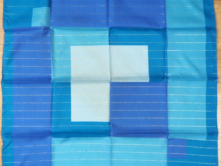 LEONARDI. Foulard probablement en soie, dans les tons bleus, violet et