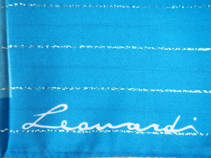 LEONARDI. Foulard probablement en soie, dans les tons bleus, violet et