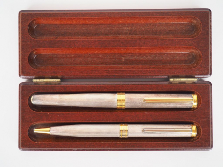 LANCEL Paris. Dans leur coffret, un stylo plume et un stylo à bille. S