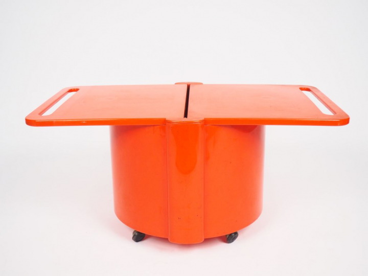 Meuble bar des années 70 en composition orange, sur roulettes. Dim.