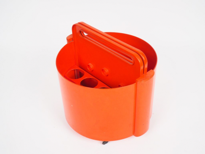 Meuble bar des années 70 en composition orange, sur roulettes. Dim.