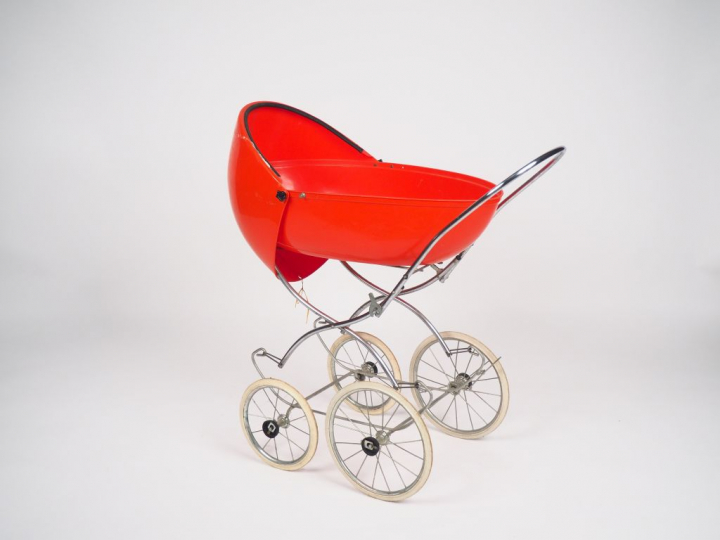 Landau de poupée des années 70 en composition orange.