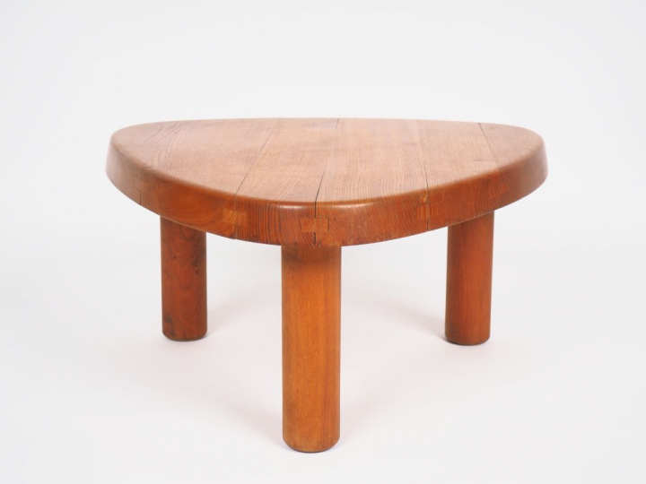 Pierre CHAPO (1927-1987). Table basse modèle T23 en orme.  H. 33 cm. (