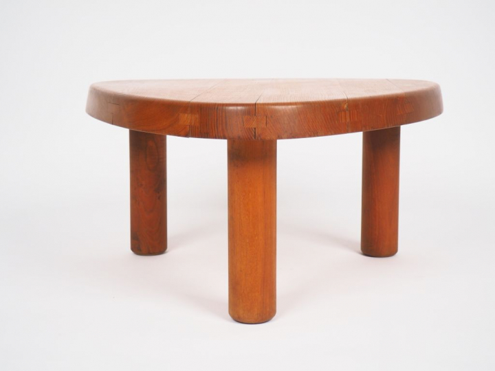 Pierre CHAPO (1927-1987). Table basse modèle T23 en orme.  H. 33 cm. (