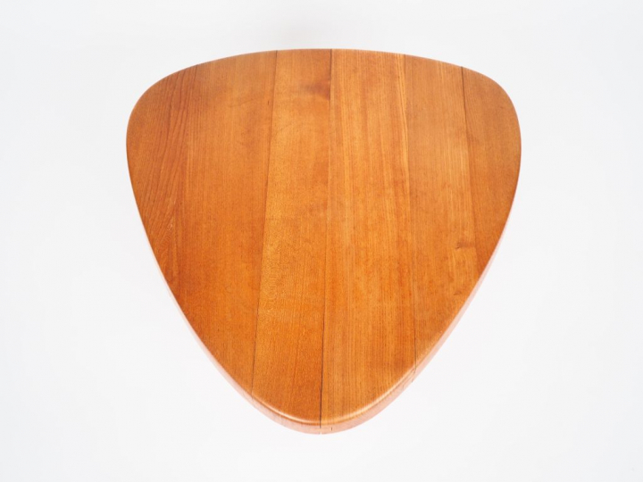 Pierre CHAPO (1927-1987). Table basse modèle T23 en orme.  H. 33 cm. (