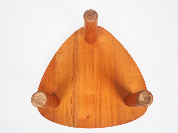 Pierre CHAPO (1927-1987). Table basse modèle T23 en orme.  H. 33 cm. (