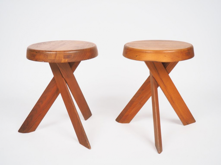 Pierre CHAPO (1927-1987). Paire de tabourets tripodes modèle S31 en or