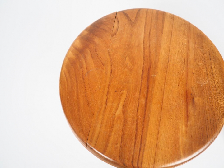 Pierre CHAPO (1927-1987). Paire de tabourets tripodes modèle S31 en or