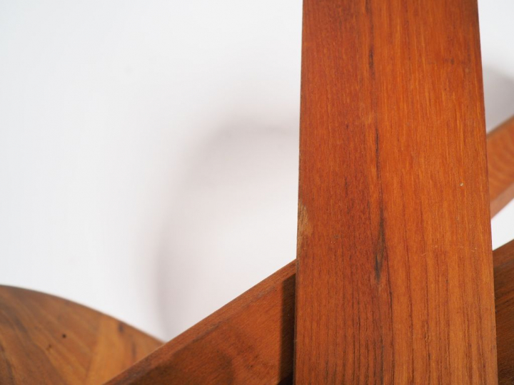 Pierre CHAPO (1927-1987). Paire de tabourets tripodes modèle S31 en or