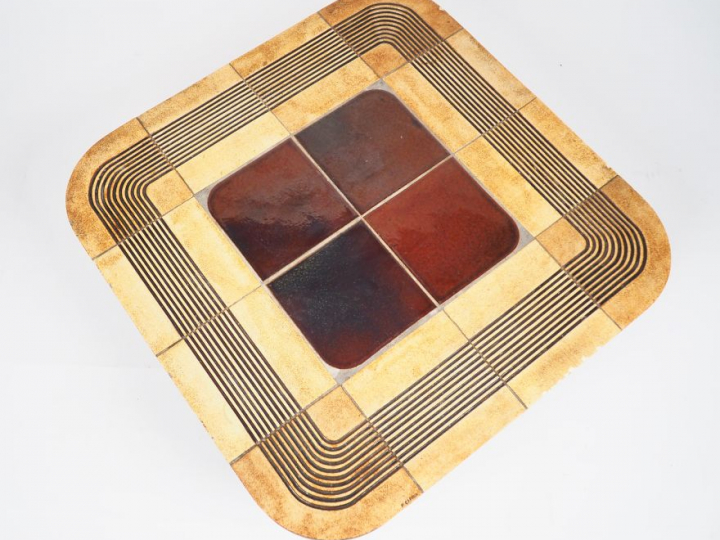 Roger CAPRON. Table basse modèle "Mambo" en céramique polychrome. Sign