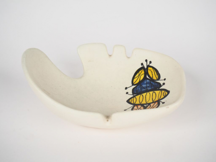 Roger CAPRON à Vallauris. Vide-poche en céramique polychrome à décor d