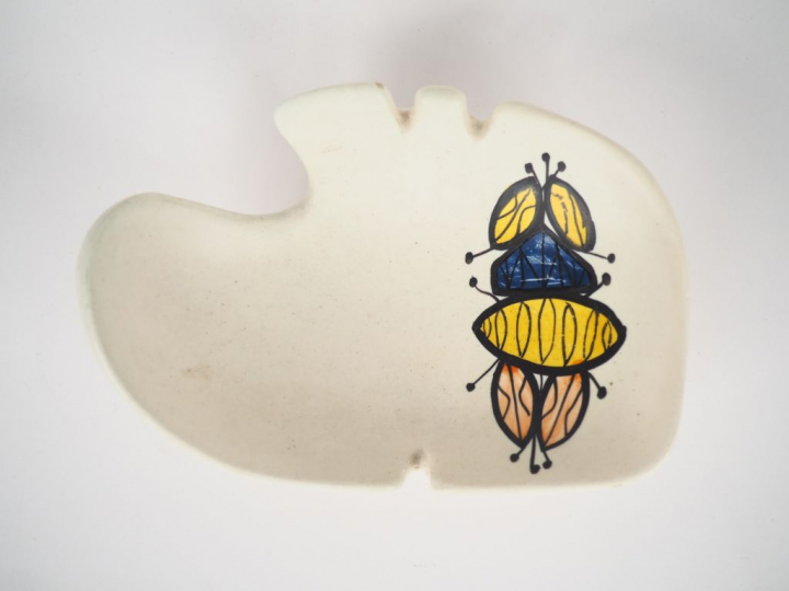 Roger CAPRON à Vallauris. Vide-poche en céramique polychrome à décor d