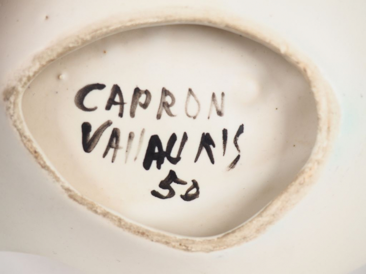 Roger CAPRON à Vallauris. Vide-poche en céramique polychrome à décor d