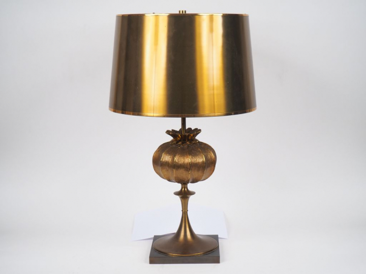 MAISON CHARLES. Lampe en bronze à décor de grenade. Signée Abat-jour e