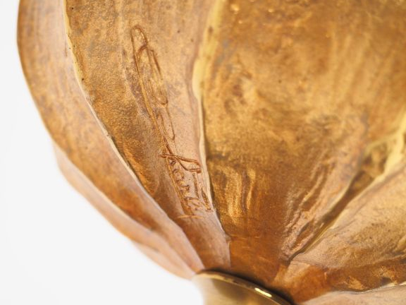 MAISON CHARLES. Lampe en bronze à décor de grenade. Signée Abat-jour e