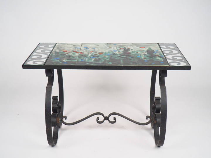 Table des années 70 en fer forgé et céramique polychrome à décor de pa