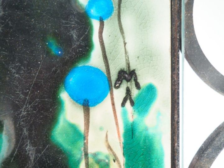 Table des années 70 en fer forgé et céramique polychrome à décor de pa