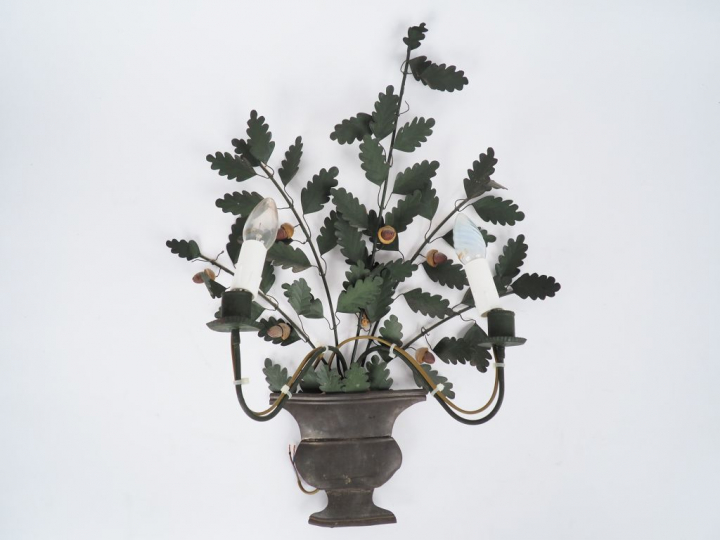 Applique murale double en tôle polychrome à décor de feuilles de chene