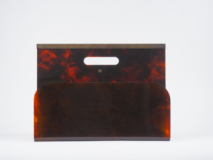 Porte-revue 1970 en composition à l'imitation de l'écaille brune. Dim.