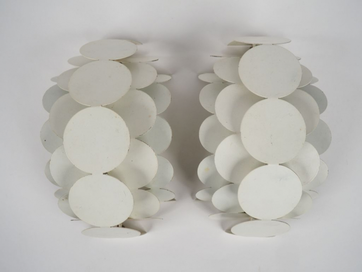 Paire d'appliques murales demi-lune 1970 en métal laqué blanc. Dim. 22