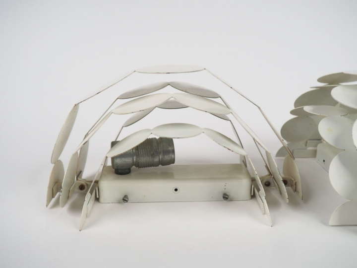 Paire d'appliques murales demi-lune 1970 en métal laqué blanc. Dim. 22