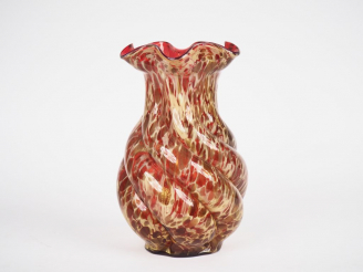 Vente aux enchères Vase en verre soufflé de Murano à décor polychrome moucheté. H. 26,5 c