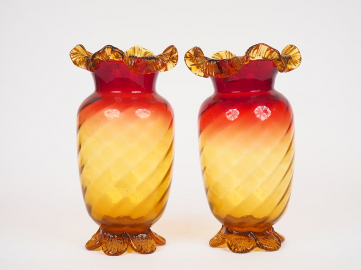 Paire de vases en verre soufflé de Venise à décor en dégradé rouge ora
